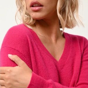 Mongolian Cashmere Quince Women's V-Neck Sweater in Pink